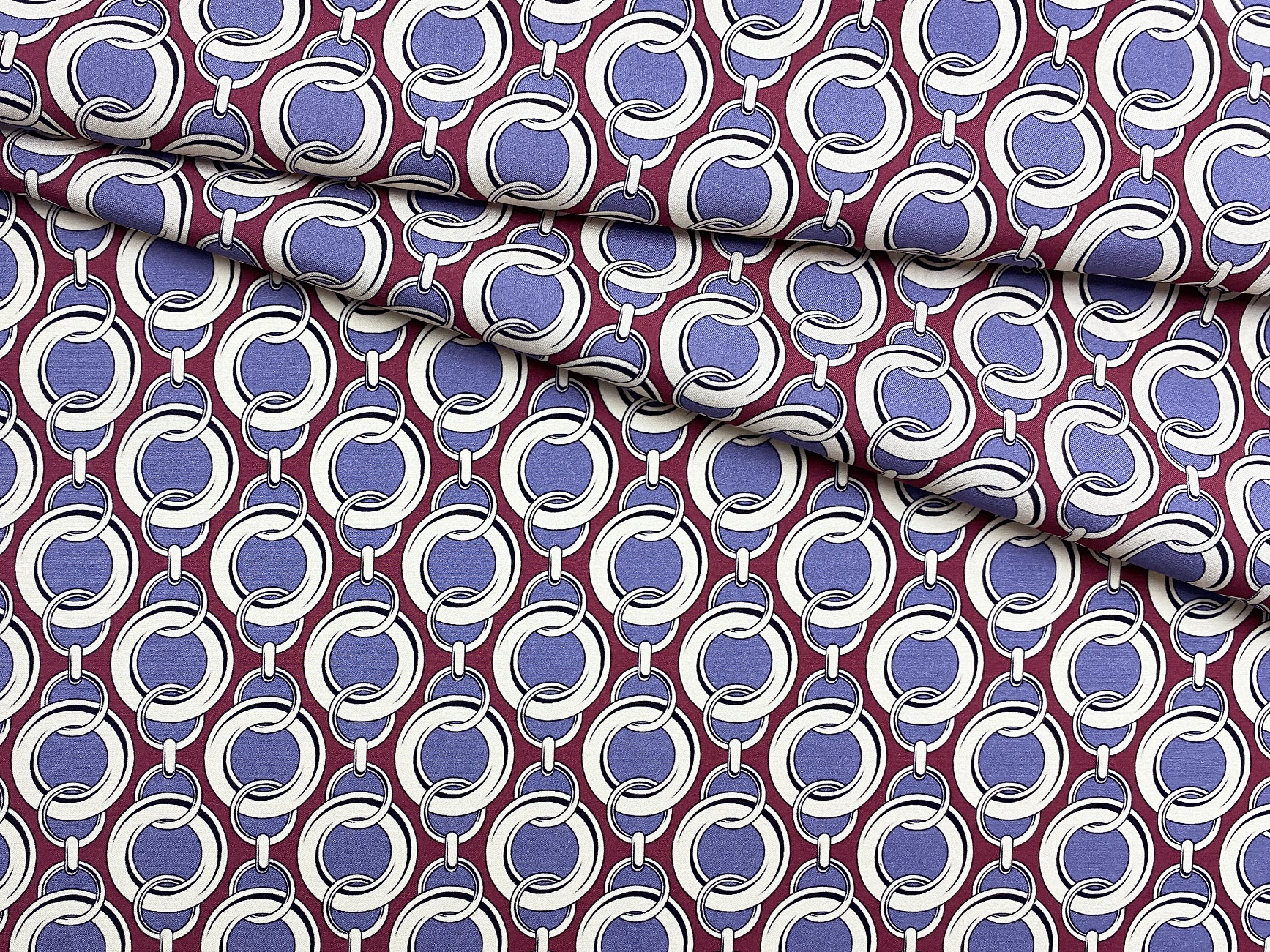 Ткань Шёлк брусничного цвета  с принтом  серо-голубые цепи  46691 1